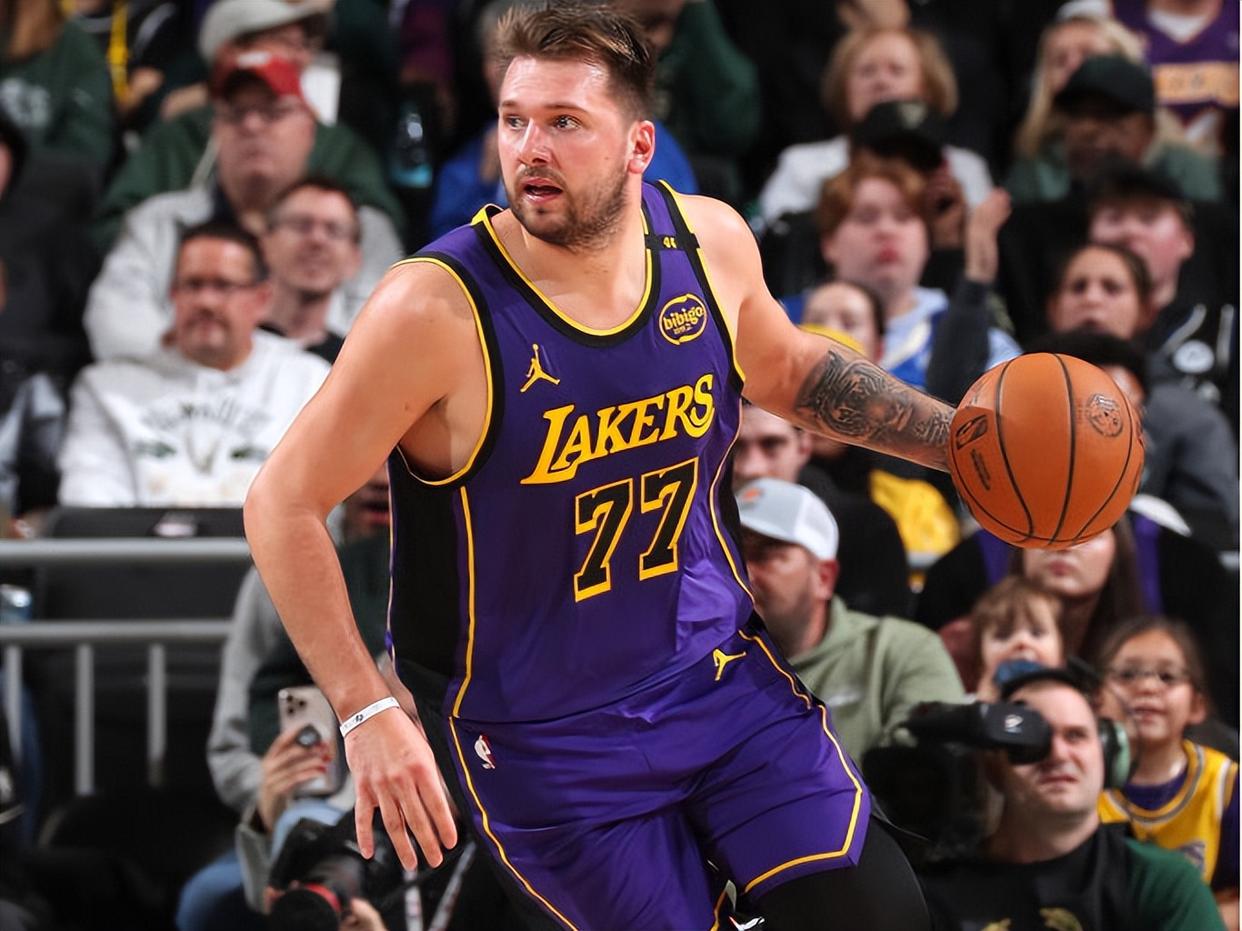 雄鹿血洗凯尔特人B队，东契奇惊艳世界